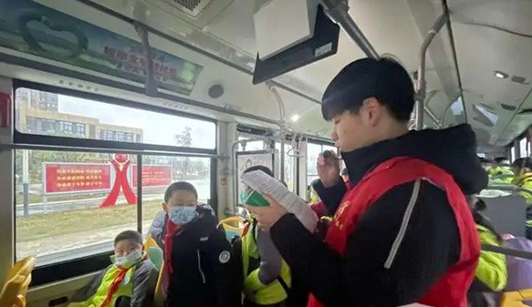 安徽合肥的流动课堂：学生公交专线上有了红色志愿宣讲员