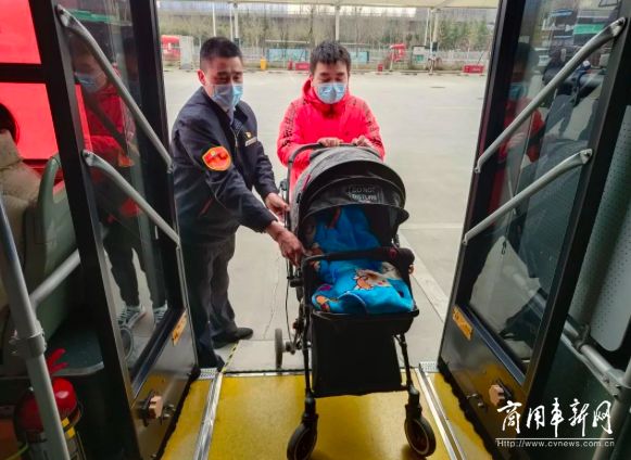 郑州公交车长“角色互换” 提升服务展文明