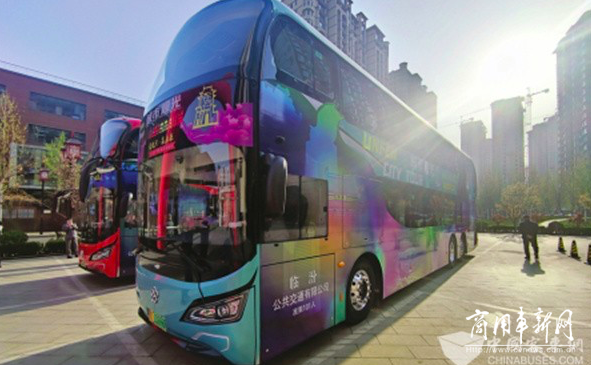 临汾公交双层观光巴士开通运营，民众可免费乘坐
