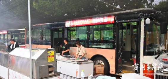 废旧公交变身网红餐车 烟台打造首条公交主题“巴士营地”美食街