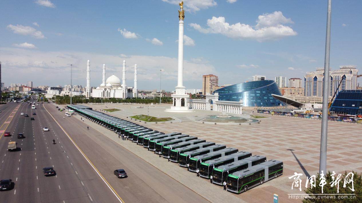 中国高端新能源批量驶入“一带一路”！宇通18米纯电动在哈萨克斯坦首都开跑