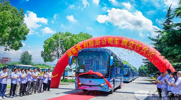 首批车型投运 申龙汽车将向湖南宾利旅游交付百台高端大巴