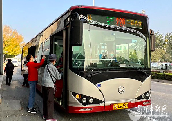 超一亿人次刷敬老卡乘车 天津公交“敬老服务线路”再升级
