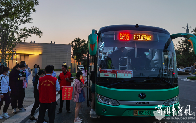 带上家人乘公交 郑州公交旅游专线助力畅游最美的季节