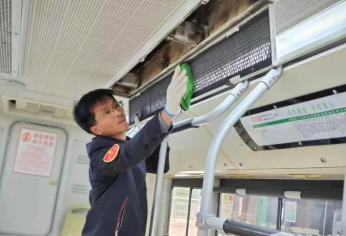 确保市民温暖出行 郑州公交集团车辆将适时开启暖风系统
