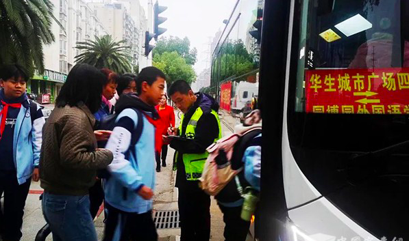 从小区门口安全到学校 武汉公交集团开通506路定制专车