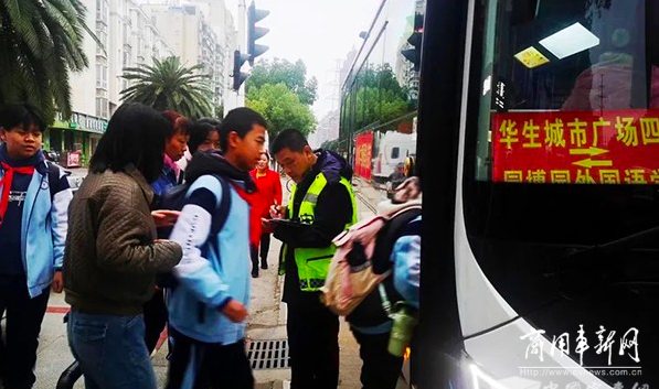 从小区门口安全到学校 武汉公交集团开通506路定制专车