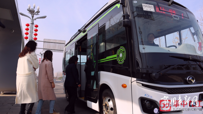 太酷啦！九江自动驾驶公交车上路运行！