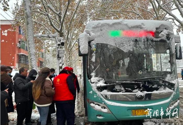保障市民恶劣天气顺利出行 郑州公交各岗位联动大雪中凌晨探路