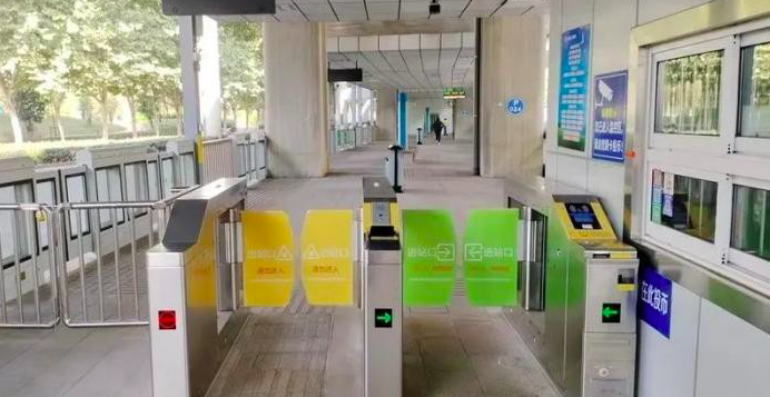 乘客自助刷卡进站 合肥公交 “无人值守”BRT智慧岛站投入使用
