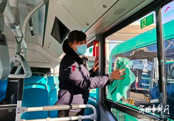 为乘客提供舒适乘车环境 郑州公交开展卫生专项整治活动