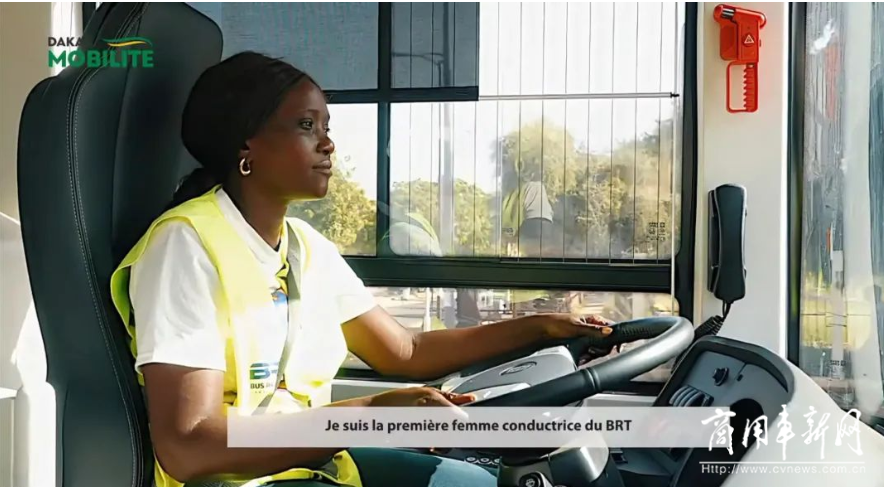 泰酷辣！塞内加尔第一位BRT女司机上岗