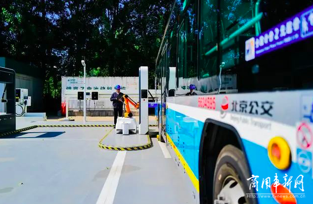 首次实现充绿电！北京超8000辆电动公交车“零碳”升级