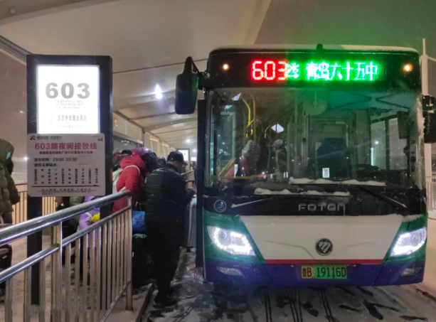 以雪为令 青岛温馨巴士畅通安全路，把好服务关