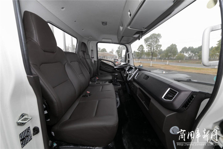 搭载2090mm合规最宽驾驶室，骏铃S9超宽体赋能高效重载运输
